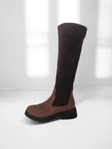 Bota larga de gamuza color marrón chocolate, con caña alta y suela track.