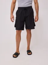 Short cargo negro de poliamida con bolsillos laterales y cintura ajustable con cordón.