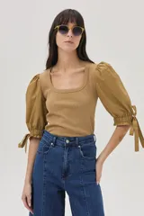 Top color camel con mangas abullonadas con lazos y escote en V.