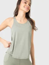Musculosa deportiva negra de calce regular, cuello redondo y sisas amplias.