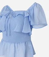 Blusa peplum de chiffon celeste con lunares blancos, escote cuadrado con lazo, mangas cortas godê, lastex en la espalda y pedrería de strass aplicada.