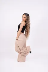 Pantalón negro de lino con corte wide leg.