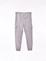 Pantalón de jogging azul marino con cintura elástica ajustable con cordón, bolsillos laterales y bolsillos cargo con solapa en los muslos.