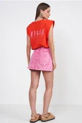 Remera naranja de corte cuadrado con cuello redondo y mangas cortas con hombreras.