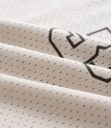 Musculosa deportiva de baloncesto color crema con cuello redondo y ribete en marrón. Estampado frontal con la palabra "Miami" y el número 33 en marrón.