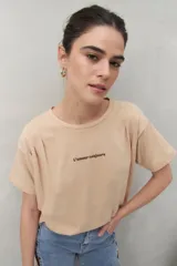 Remera color beige de manga corta con bordado frontal con la frase “L’amour toujours”.