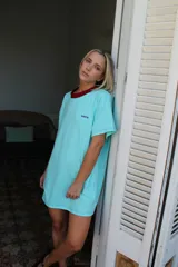 Remerón celeste con cuello redondo y ribete rojo, con la palabra 'BONITA' bordada en azul en el pecho.