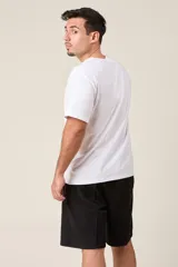 Bermuda azul marino de corte suelto en friza melange, con cintura elástica, cordón de ajuste y bolsillos laterales.