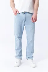 Pantalón de jean celeste, corte clásico, de tiro medio y pierna recta.