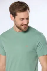 Remera azul marino lisa de manga corta con cuello redondo y logo bordado en el pecho.