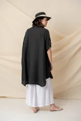 Camisa larga verde salvia de viscosa y tencel, con calce holgado y bolsillos laterales.