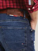Pantalón de jean azul de corte recto, con efecto desgastado y diseño de cinco bolsillos.