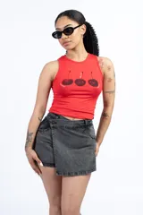 Short pollera de jean color gris oscuro con diseño cruzado y cierre con botón lateral.