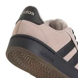 Championes Adidas Grand Court Alpha color taupe con detalles en negro, cordones negros y las tres tiras características de la marca en los laterales.