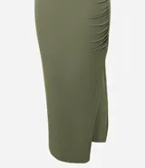 Vestido ajustado color verde oliva, largo new midi, con escote asimétrico de un solo hombro y fruncido lateral con tajo.