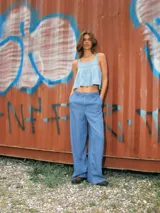 Pantalón largo de calce suelto y tiro medio. Diseño tipo denim con terminaciones clásicas y confección en tejido plano de lyocell con ligamento, que aporta caída y suavidad.