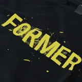 Remera negra con estampado color amarillo en el frente que dice 'FORMER'.