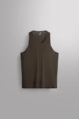 Musculosa deportiva negra de tejido ligero y elástico con zonas perforadas para mayor transpirabilidad. Cuello redondo amplio, sisa con acabados termofijados, bajo con aberturas laterales y logo estampado reflectante en la espalda.