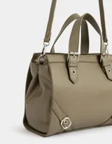 Cartera tipo city color verde oliva, de cuerina, con correa regulable y desmontable, doble asa superior con hebillas, cierre superior y hebillas laterales decorativas.