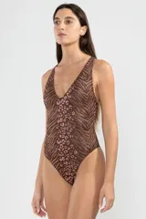 Malla enteriza marrón con estampado animal print de cebra y leopardo. Escote en V y espalda descubierta con tiras cruzadas unidas por un detalle metálico cuadrado.