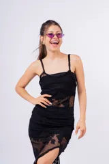 Vestido midi negro de encaje floral, con breteles finos y falda ajustada.