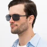 Lentes de sol INVU modelo IB12408C, con montura metálica negra mate, estilo aviador y lentes polarizadas grises.