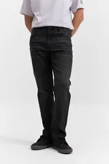 Pantalón de jean color beige, corte recto, tiro medio y con presillas para cinturón.