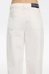 Pantalón largo de denim celeste, de corte wide leg, tiro bajo, con cinco bolsillos y cordón ajustable en la cintura.