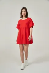 Vestido corto rojo coral, de corte holgado, con mangas cortas con volados y cuello redondo.