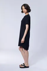 Vestido corto camisero negro con cuello en V y mangas cortas.