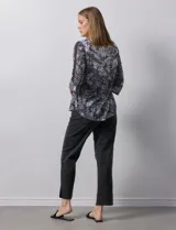 Blusa de modal estampado con calado floral, marca Ruby Rd. Manga ¾ con aplique en crochet y terminación amplia.