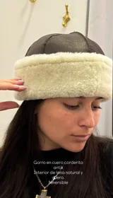 Gorro marrón de cuero con interior de lana natural color crudo.