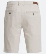 Bermuda masculina de corte slim, confeccionada en sarga lisa color blanco. Cuenta con bolsillos laterales, cierre con botón y cremallera, y trabillas para cinturón.