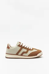 Zapatillas bajas color beige y marrón, con recortes en gamuza, cordones blancos y suela irregular de 3cm de alto.