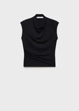 Top negro de tejido de punto fino con cuello drapeado, sin mangas y diseño recto.