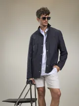 Camisa manga larga color verde militar con cierre de botones y dos bolsillos frontales con solapa.