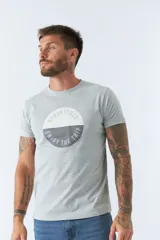 Remera de hombre color borgoña con logo circular de la marca Brookfield estampado en el frente.