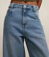 Pantalón skater de tiro bajo confeccionado en jeans con lavado dirty, trabillas anchas en la cintura y bolsillos diferenciados.