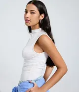 Blusa sin mangas color blanco, con cuello alto y drapeados laterales. Confeccionada en jersey sin estampado.