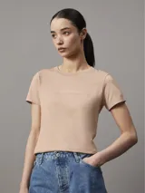 Remera color tostado de corte slim, cuello redondo y mangas cortas. Presenta logo de Calvin Klein Jeans estampado en relieve en el pecho.