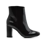 Bota corta de charol negro con taco cuadrado y punta redondeada.