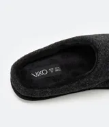 Pantuflas cerradas de poliéster color azul marino, con plantilla y forro de poliéster y suela de goma termoplástica.