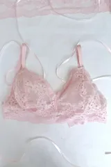 Bralette blanco de encaje floral con breteles regulables y cierre trasero con gancho.