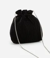 Cartera bandolera negra con correa de cadena y cierre tipo bolsa. Decorada con bordados de frutillas y sandía con mostacillas.