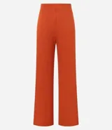 Pantalón pantalona marrón de ribana con textura acanalada y cintura elástica.