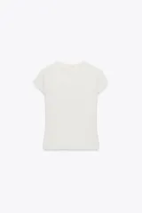 Camiseta blanca de algodón con cuello redondo y mangas cortas.
