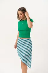 Minifalda con estampado geométrico en tonos celeste, blanco y verde.