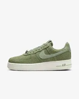 Championes Nike Air Force 1 ´07 PRM de mujer, color verde con estampado Safari y detalles en relieve.