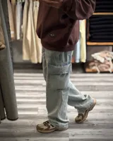 Pantalón cargo de jean celeste con corte holgado y bolsillos laterales.