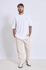 Remera verde militar de corte holgado con logo 'oasis' estampado en el pecho.